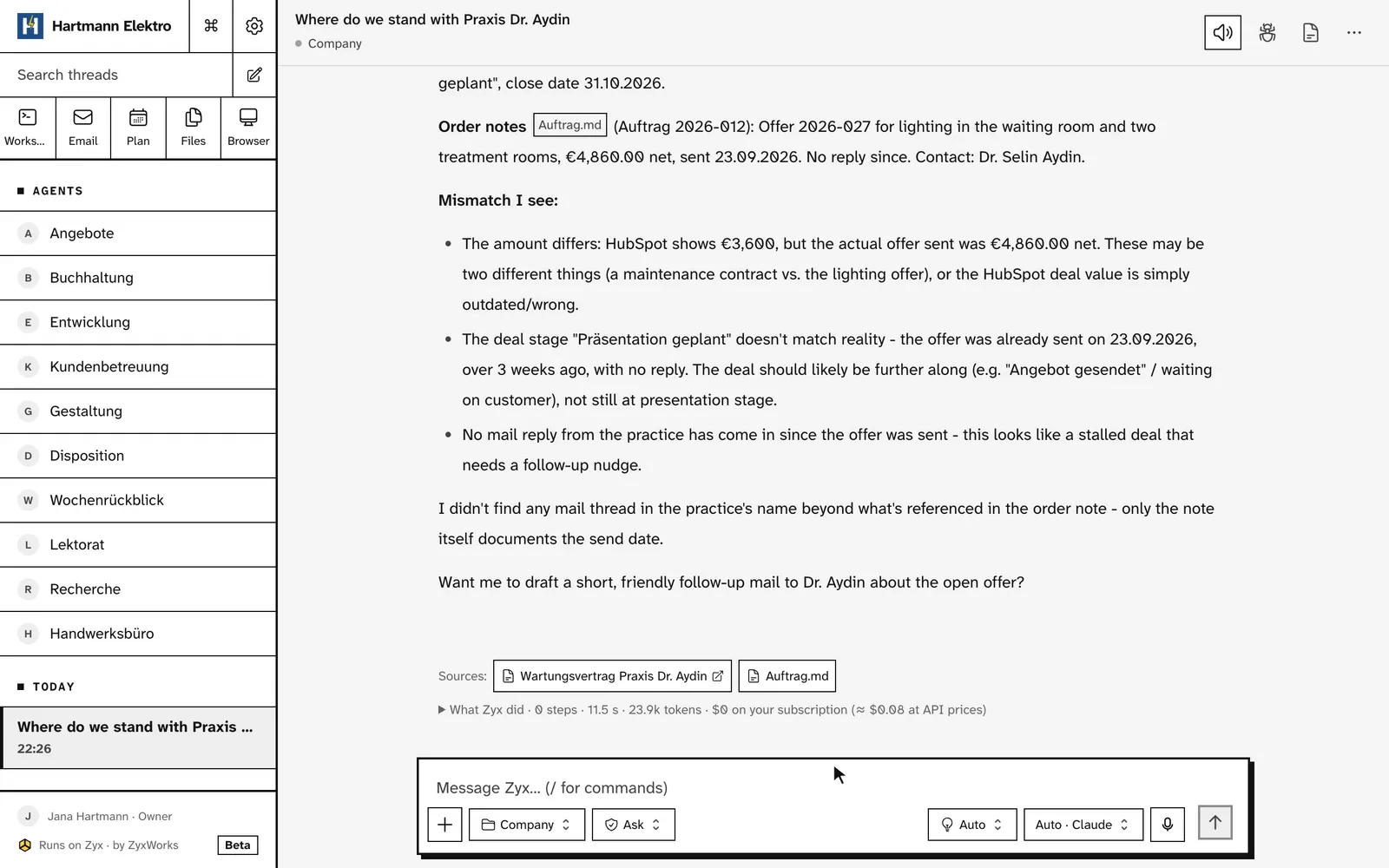 Zyx compares the HubSpot deal for Praxis Dr. Aydin with the order: HubSpot names a smaller amount than the quote that went out, and the order notes no reply in three weeks. Each fact with its source.
