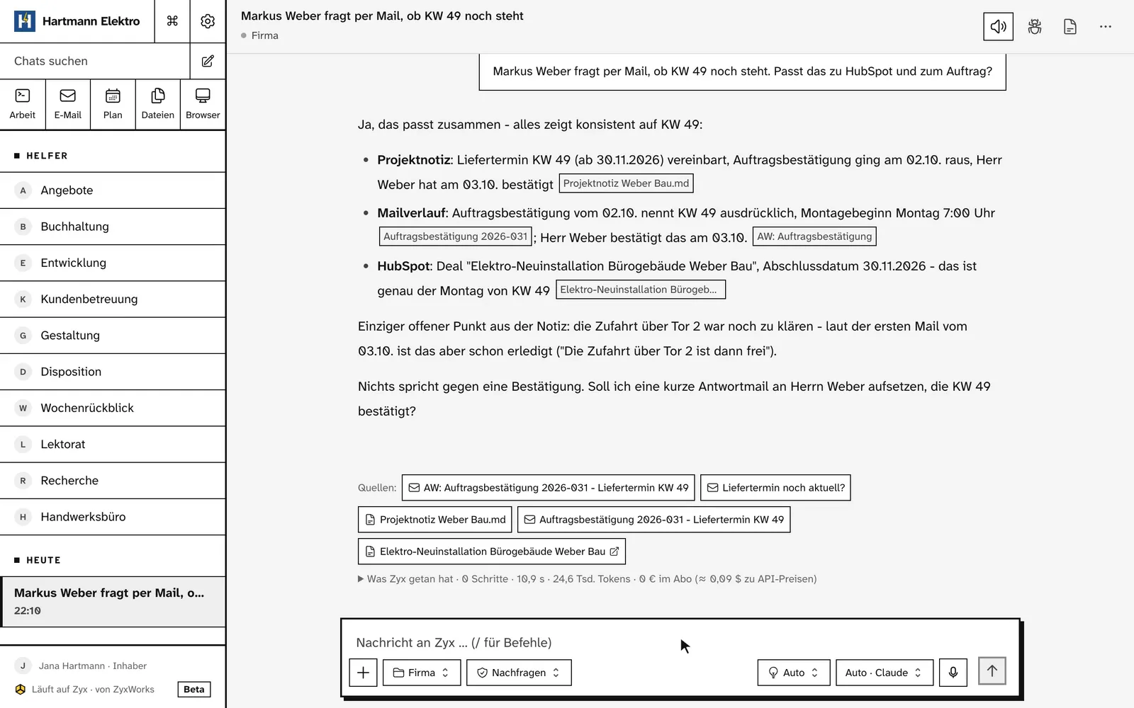 Zyx prüft, ob KW 49 für Weber Bau noch steht: Projektnotiz, Mails und der Deal in HubSpot passen zusammen, jede Angabe mit Quelle. Danach entwirft Zyx die Antwort an Herrn Weber und legt sie zum Senden vor.