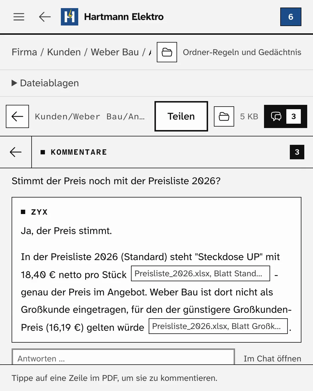 Der Firmenordner in Zyx: Im Angebot an Weber Bau wird die Zeile Steckdose UP angetippt und gefragt, ob der Preis noch zur Preisliste 2026 passt. Zyx antwortet im Kommentar, mit der Preisliste als Quelle.